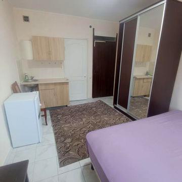 Сдам квартиру студию в центре, метро Защитников Украины, проспект Героев Харькова , оплата помесячно.