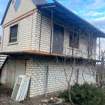 Продается дом( неокоченое строительство ) на участке в 9,5 соток