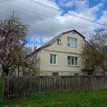 Продається просторий будинок у Фастові.