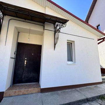 Продаж квартири в будинку з землею р-ні Роша