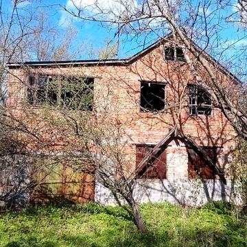 Продається будинок з земельним учасником.