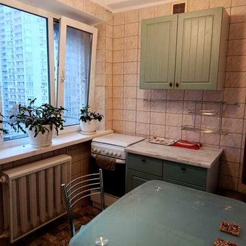 Актуально! Білоруська 17-а, сталінка, цегла, газ,  утеплення, метро Лукянівська 10 хв пішки