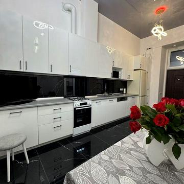 Аренда  Центр Привоз 1 этаж  свой вход, газ жиаотные