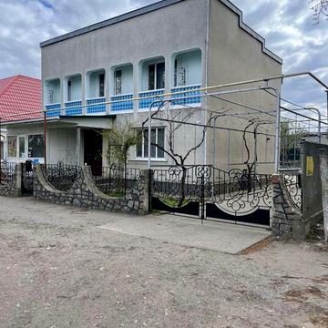 Двоповерховий будинок