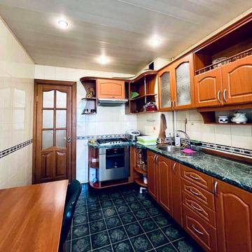 Левада 3 окремі кімнати гарний стан вільна