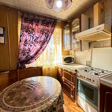 Продам 2 к.кв., Центр. 3 этаж.