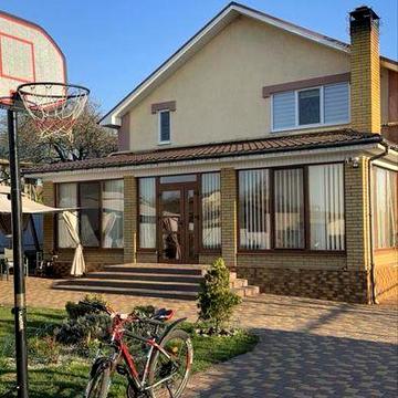 Сучасний будинок з великим гаражем в районі Чорнобильських будинків