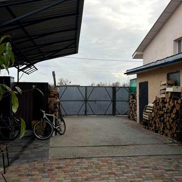 Оренда частини будинку з окремим входом, двором та паркомісцем