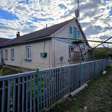 Будинок зі зручностями, гаражем, сараєм та городом