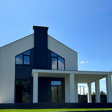 Добротний будинок біля озера. Дві великі тераси. 11 соток землі