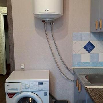 Метро «Лівобережна» (пішки до 12 хвилин - до 1 км), вулиця Микільсько-Слобідська 4-Б.