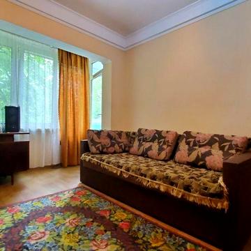 Квартира облаштована, вул. Касіяна.  До метро  1.5 км. Є газ!