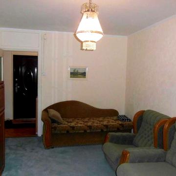 Однокімнатна в хорошому стані поруч з метро Мінська