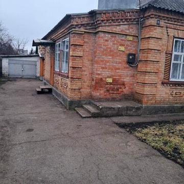 Будинок з двома гаражами, літня кухня, погріб