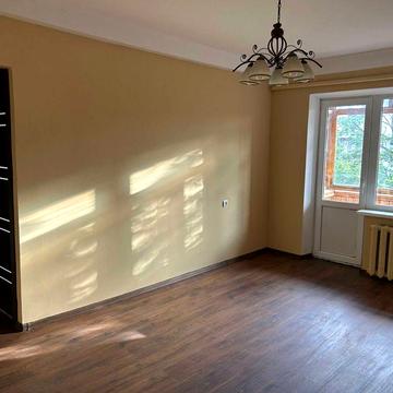 Продаж невеликої двокімнатної квартири на вул. Чорних Запорожців, 9 (Воскресенка), Власник, новий ремонт