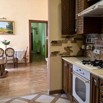 Здаю в довгострокову оренду 3-ох кімнатну квартиру  затишну в центріі з місцем для авто