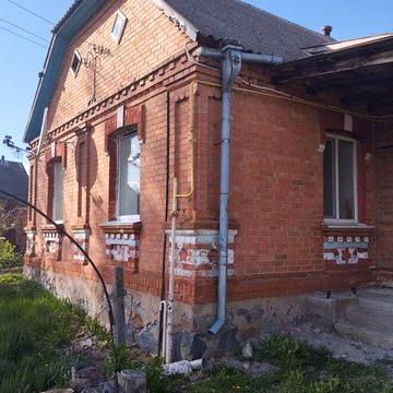 Продаж будинку зі зручностями неподалік річки