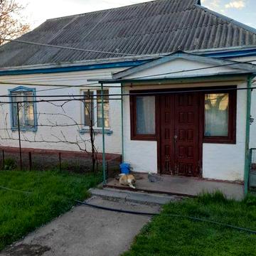 Продається домогосподарство. Хата, літня кухня, господарські  приміщення, земля.
