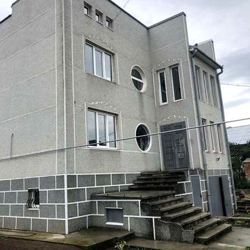 Будинок 340 м² у центрі Коломиї, 10 соток, всі комунікації, можливий обмін на Київ
