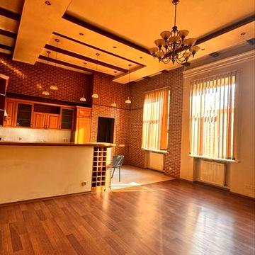 Сдам в центре трехкомнатную