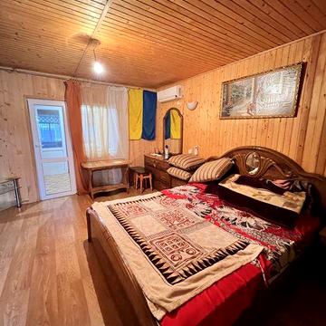 ЧУДОВИЙ  будинок вихід  на Дніпро з  ГАРАЖЕМ на 2 човни ПРИЧАЛ 25000$