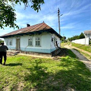Будинок біля лісу