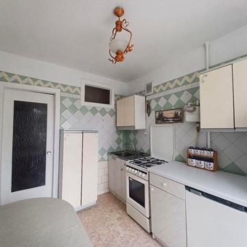 4-к квартира   на середньому поверсі  в   районі з гарною інфраструктурою