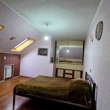 Продається 3-рівнева квартира у центрі з гаражем