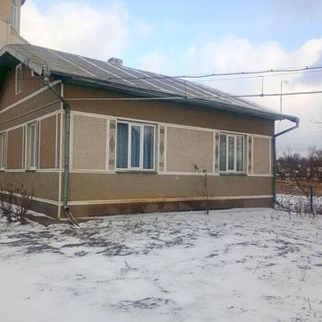 Продаю свій будинок  в смт Підпечери Івано Франківської обл.Будинок знаходиться в центральній частині села,на території є будинок та літній будиночок