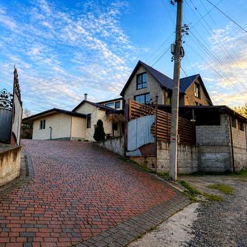 Просторий будинок із краєвидом на озеро та ділянкою 40 соток. Ідеально для життя або бізнесу.