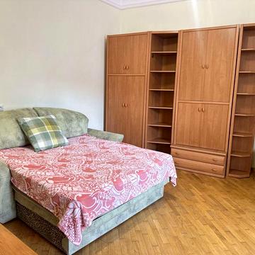 Продам 2 кімнатну квартиру в центрі  (старий фонд)