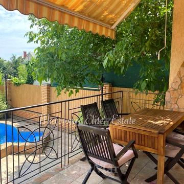 Современный дом с бассейном и жилым подвалом Крыжановка