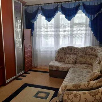 Затишна та простора 2-к квартира на Салютній 8