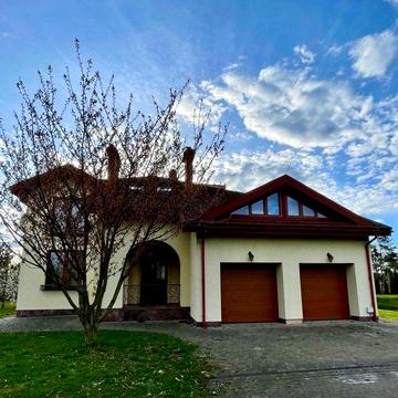 Оренда елітного будинку 500 м² біля лісу з озером і сауною