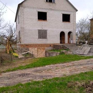 Участок і недобудований двохповерховий будинок