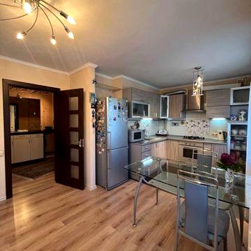 Продаю хорошую 2 комнатную квартиру+ большая Кухня  (Заводский -Ливоневцев) Топ -Локация