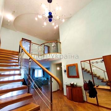 Продаж дворівневої квартири 240 кв. м у центрі Оболоні (1650 $/кв.м)