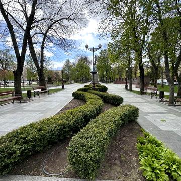 Продаж 2 кімнатної квартири 1 поверх (можливо під офіс), сквер Бабаєва ,центр міста паркова зона