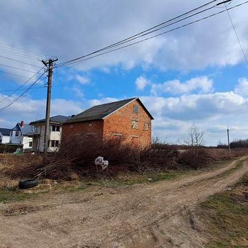 Продаж ділянки із незавершеним домом в Пустомитах