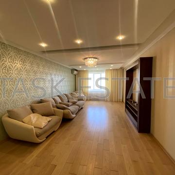 Валерія Лобановського вул., 18