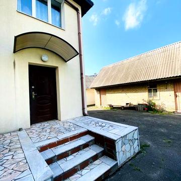 Продаж будинку між Києвом і Вишневим.