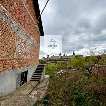 Продам стильний двоповерховий будинок у місті з неймовірним видом на фортецю