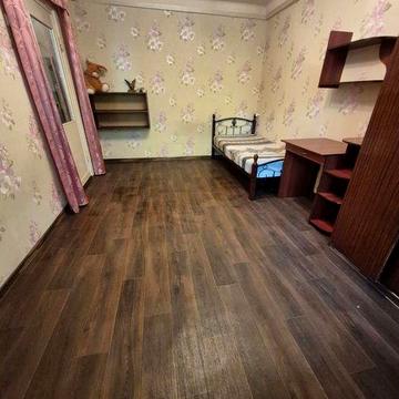 Продам 1 комн .средний этаж