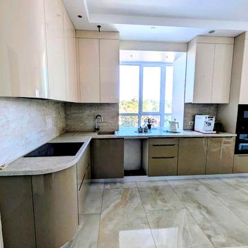 Продається Трьохкімнатна квартира з якісним ремонтом,світла та простора в центрі міста! ЖК Шевченка 4