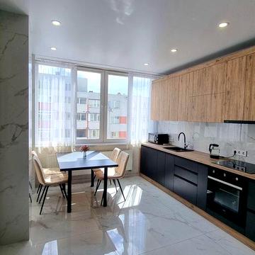 БЕЗ КОМІССІЇ. Нова 2кімнатна квартира в тихому центрі. Встановлено інвертори на воду та опалення. 2 інверторні кондиціонери та 2 телевізори.