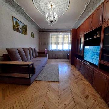 Сдам большую 2х ком кв у м. пл. Конституции, за ТРЦ НИКОЛЬСКИЙ.