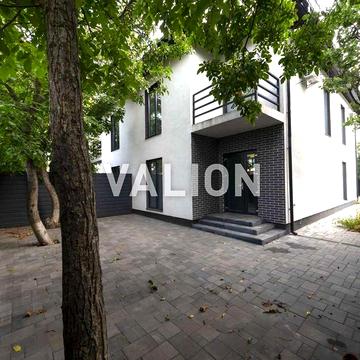 Продам двоповерховий дуплекс з орендарями 320 кВ. м, 6 соток землі. Осокорки. Метро Славутич