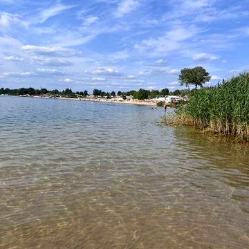 С дам домик  на озере