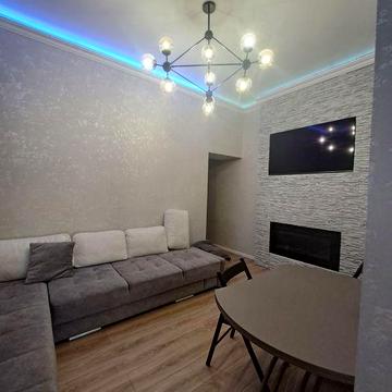 Центр, студия и спальня с балконом