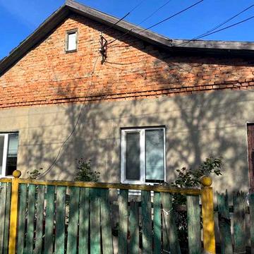 Будинок з ділянкою